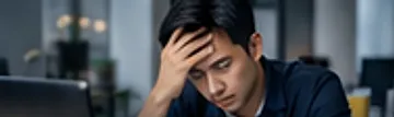 Minh hoạ người quản lý căng thẳng trước máy tính